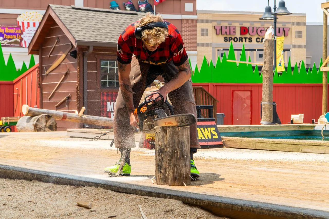 pigeon forge outdoor attractions - lumberjack show