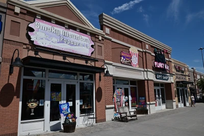 lumberjack square shops pigeon forge tn